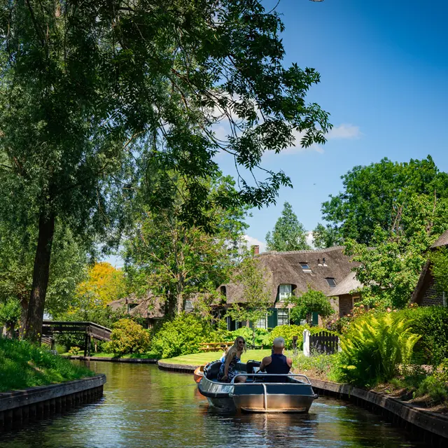 Escape by boat Giethoorn