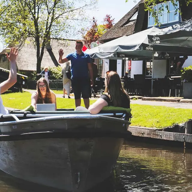 Sloep (8) met borrelplank & schipper