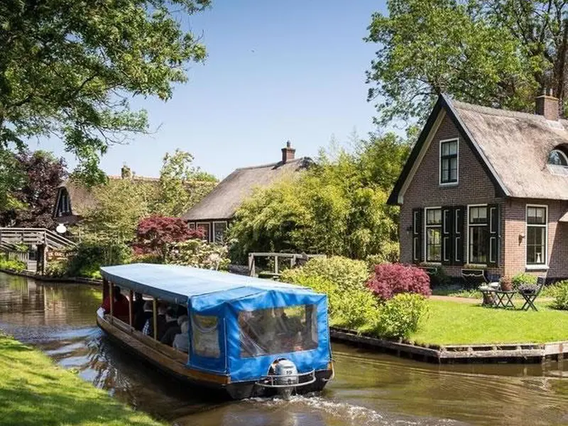 Discover Beautiful Giethoorn