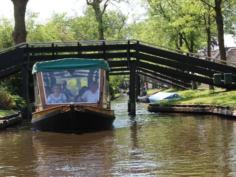 Boating & Cycling through Giethoorn